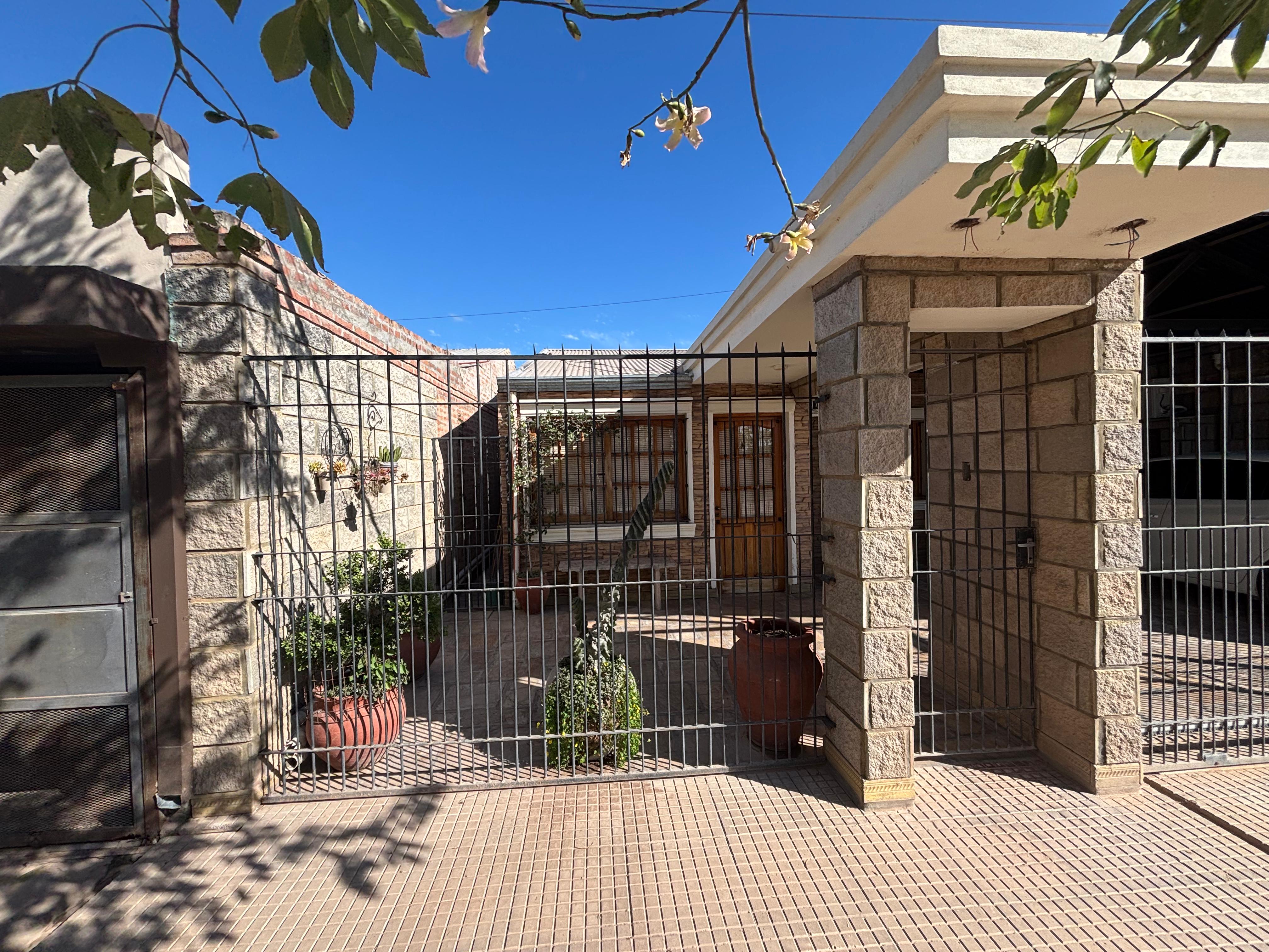 Fachada principal de la casa
